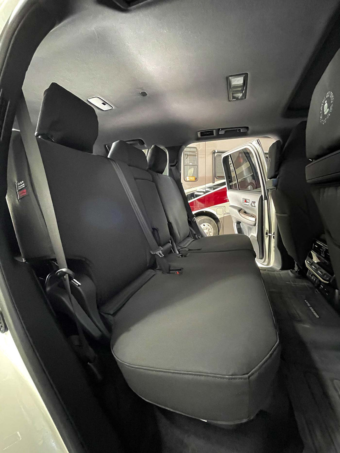 landcruiser 300 series sahara middle row